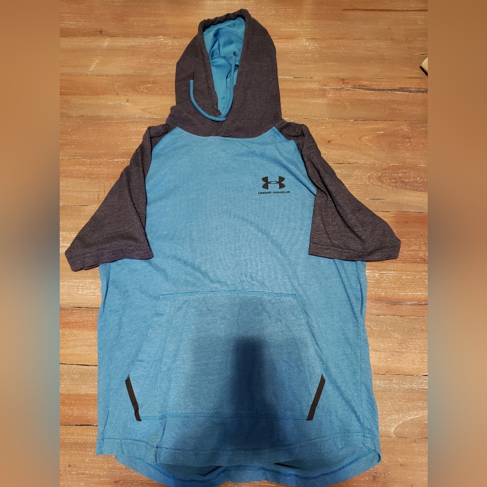 Sz. M UA short sleeve hoodie